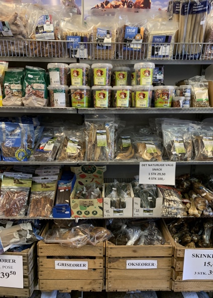 Vi har et stort udvalg af godbidder og tyggeben til hunde. Skave Hegn Og Grovvarer ben og råhud små og store godbidder bløde og hårde snacks tandrensende tyggestænger