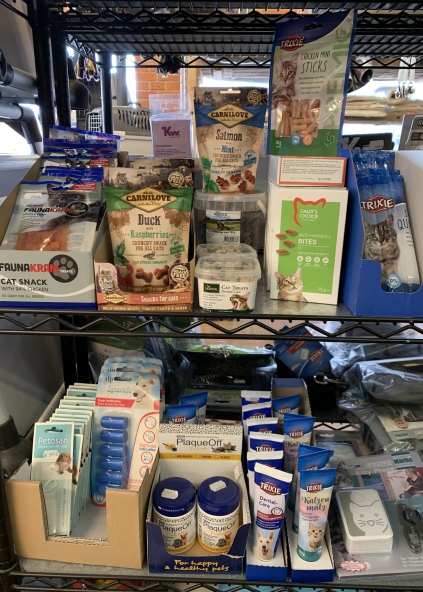Vil du forkæle din kat har vi snacks og godbidder fra: Skave Hegn og grovvarer Trixie Fauna Kram Carnilove Hunter Whesco Daisy's Choice