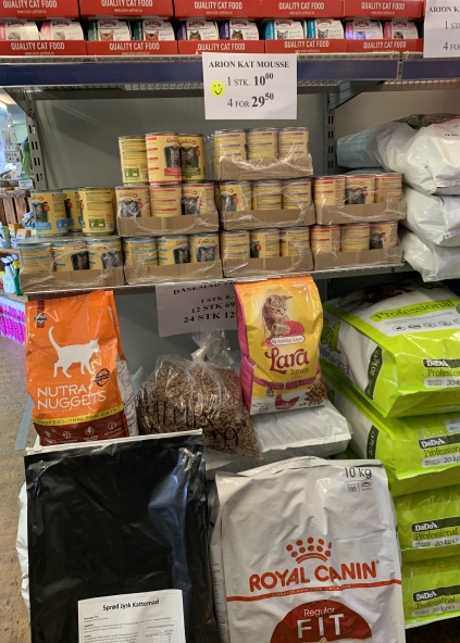 Vi forhandler kattefoder fra: Royal Canin. Nutra Nuggets. Taste of the Wild. Naturel Catmix. Fun 4 Cats. Sprød jysk kat. Kingsmoor Pure. Skave Hegn og Grovvarer kattemad Versele-Laga Vådfoder fra: Arion Classic Cat Royal Canin