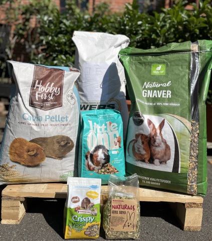 marsvinemix brogaarden tørrede vejbred tørrede morgenfrue tørrede æblegrene tørrede solsikkeblade marsvinepiller gnaverlux kaninmix über spåner hamsterhø