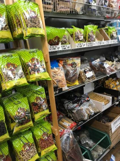 Vi har et stort udvalg af godbidder og tyggeben til hunde. Skave Hegn Og Grovvarer ben og råhud små og store godbidder bløde og hårde snacks tandrensende  tyggestænger