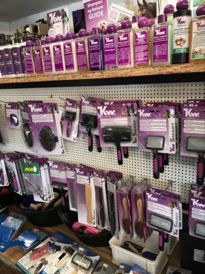Vi har et stort udvalg af tilbehør til hunden i butikken. Legetøj Liner og seler Tæpper, kurve og puder Børster Refleksudstyr, KW pleje, Sporliner, Shampoo og pelspleje Skave Hegn og Grovvarer Skåle og foderopbevaring Transportbure HømHøm poser Indhegning