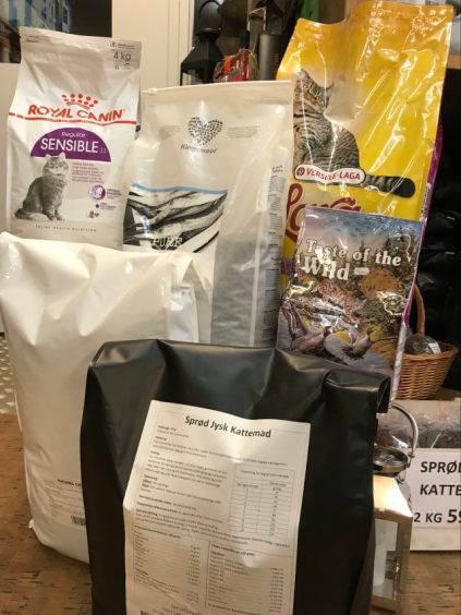 Vi forhandler kattefoder fra: Lara, Royal Canin. Taste of the Wild. Naturel Catmix. Sprød jysk kat. land og fritid kattemad gårdkat Kingsmoor Pure. Skave Hegn og Grovvarer kattemad Cat Royal Canin