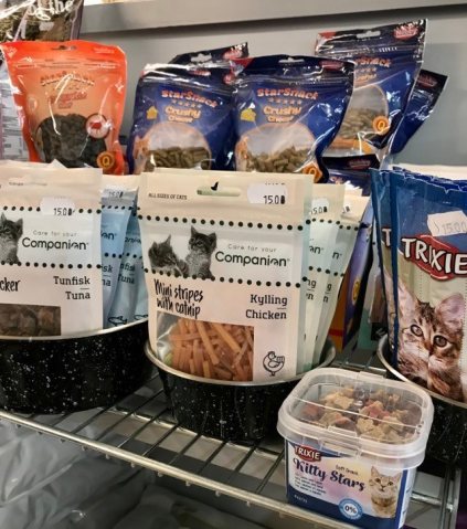 Vil du forkæle din kat har vi snacks og godbidder fra: Skave Hegn og grovvarer  Trixie Fauna Kram Carnilove Hunter Whesco Daisy's Choice