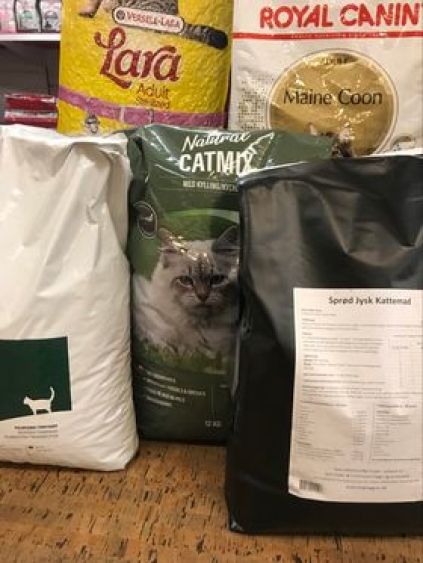 Vi forhandler kattefoder fra:​ Lara, Royal Canin. Clever cat. Samsfield. . Naturel Catmix. Sprød jysk kat. land og fritid kattemad gårdkat. Skave Hegn og Grovvarer kattemad  Cat Royal Canin