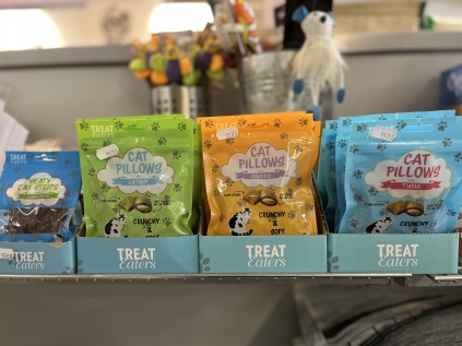 Vil du forkæle din kat har vi snacks og godbidder fra: Skave Hegn og grovvarer  Trixie Fauna Kram Carnilove Hunter Whesco Daisy's Choice