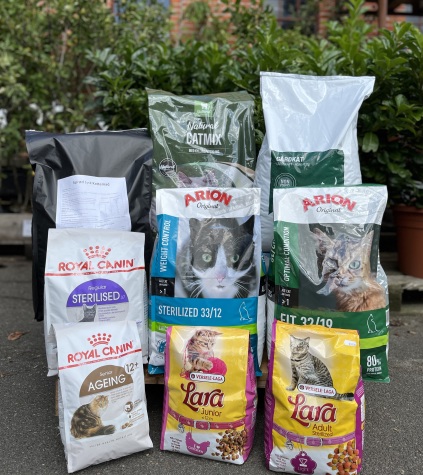 Vi forhandler kattefoder fra:​ Lara, Royal Canin. Clever cat. Samsfield. . Naturel Catmix. Sprød jysk kat. land og fritid kattemad gårdkat. Skave Hegn og Grovvarer kattemad  Cat Royal Canin