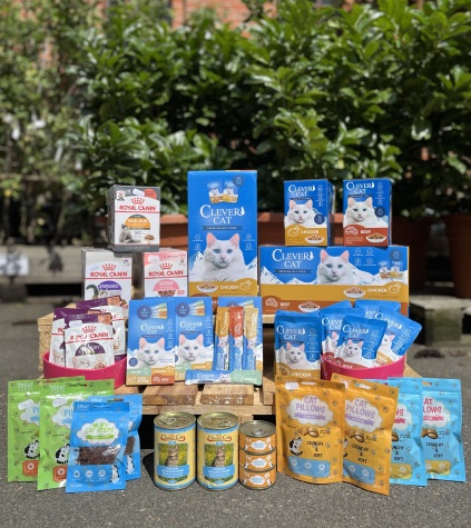 Vil du forkæle din kat har vi snacks og godbidder fra: Skave Hegn og grovvarer  Trixie Fauna Kram Carnilove Hunter Whesco Daisy's Choice