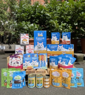 Vil du forkæle din kat har vi snacks og godbidder fra: Skave Hegn og grovvarer Trixie Fauna Kram Carnilove Hunter Whesco Daisy's Choice
