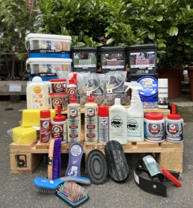  Grimer Strigler Dækner Ridetilbehør Staldtilbehør Spande og baljer. Best Breed Mustang om dækkenvask. skave hegn og grovvarer.