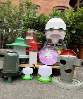 foder vand automater redekasser varmelampe varmepære varmeplader æggebakker rugemaskiner hønseringe foderskovle hønsevitaminer, vispumin garlic høns madskåle høns hegn og grovvarer