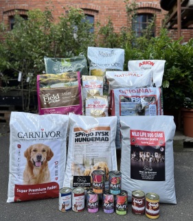 Vi forhandler hundefoder fra:​ ​Royal Canin. Kingsmoor original. Sprød Jysk Hundemad. Grovvarer hund, Wild Life Dog Care. diamond naturals, Carnivor adult og hvalp, gårdhund land og fritid hundemad, . DaDo. Skave Hegn og Grovvare.