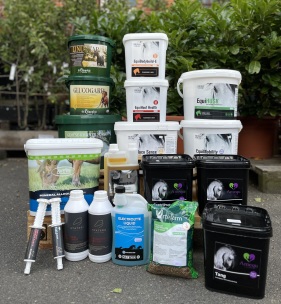 Tilskudsfoder til hest. Urtefarm, Equidan, Statera,Urtefarm, Equidan, Leovet, Salvana, Dangro Amequ, Statera, St HippolyVi har bl.a. Loppefrøskaller - tager sand med ud af tarmene Biotin - godt for hove og pels B-vitamin - godt ved pelsskift Elektrolytter - restituering og genoprettelse af saltbalancen ved hårdt arbejde skave hegn og grovvarer 