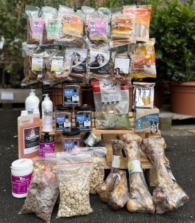 Vi har et stort udvalg af godbidder og tyggeben til hunde. Skave Hegn Og Grovvarer ben og råhud små og store godbidder bløde og hårde snacks tandrensende tyggestænger