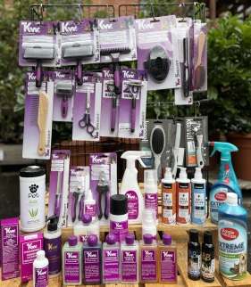 Vi har et stort udvalg af tilbehør til hunden i butikken. Legetøj Liner og seler Tæpper, kurve og puder Børster Refleksudstyr, KW pleje, Sporliner, Shampoo og pelspleje Skave Hegn og Grovvarer Skåle og foderopbevaring Transportbure HømHøm poser Indhegning