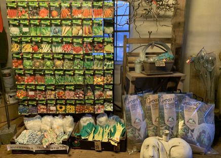 Planter - i butikken har vi ofte et stort udvalg af sæsonens planter til gode priser. I foråret har vi desuden: Sætteløg, salatløg, skalotteløg, rødløg, zittauerløg Læggekartofler Kom ind i butikken og køb dine frø til haven, vi har et kæmpe udvalg. Det er også hos os, du kan købe frø til græsplæner eller til marken. Vi har bl.a.: Hesteblandinger Græsblaninger til vildtpleje Blomsterblaninger til faunastriber Vi kan skaffe hele sortmentet fra Hunsballe Frø hjem. 