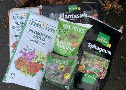 Til en god sund jord i din have har vi: Kalk: Perlekalk Granuleret kalk Spagnum & Jord Rhododendron og Hortensia spagnum, til sure bunde Naturspagnum, uden gødning Beriget Spagnum, med gødning Så- og prikle-jord Plantejord Plantesække til kapillærkasser Rhododendron jord Planteskolejord Rosenjord Potte og krukkejord med leca Andet: Bark, fin og grov Dækbark Lecanødder